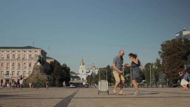 Люди танцуют Большое Яблоко на городской улице. Киев. Украина — стоковое видео