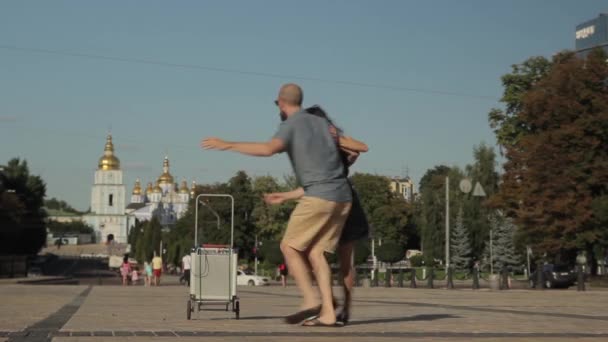 Folk dansar Big Apple på en stadsgata. Kiev. Ukraina — Stockvideo