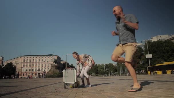 Lidé tančí Big Apple na městské ulici. Kyjev. Ukrajina — Stock video