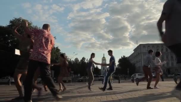 Люди танцуют Большое Яблоко на городской улице. Киев. Украина — стоковое видео