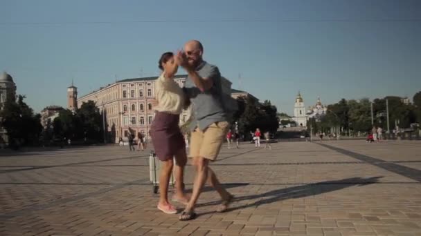 Люди танцуют Большое Яблоко на городской улице. Киев. Украина — стоковое видео