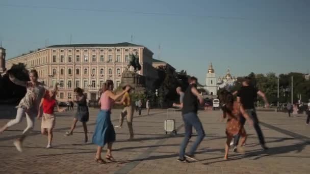 人々は街の通りでビッグアップルを踊る。キエフ。ウクライナ — ストック動画