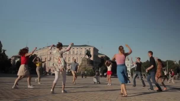 As pessoas dançam Big Apple em uma rua da cidade. Kiev. Ucrânia — Vídeo de Stock