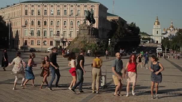 Mensen dansen Big Apple in een straat. Kiev. Oekraïne — Stockvideo