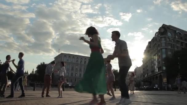 사람들은 도시의 거리에서 큰 애플 댄스를 추죠. Kyiv. 우크라 이나 — 비디오