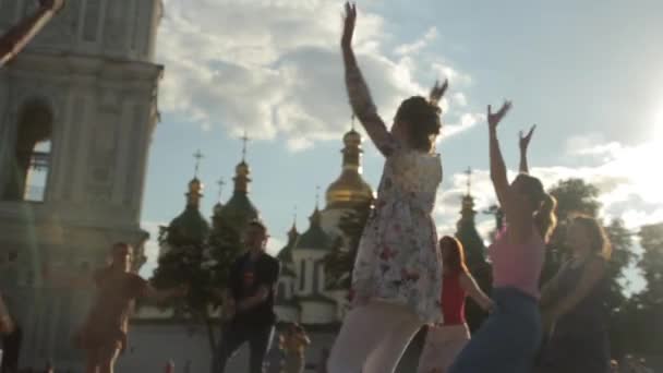 Menschen tanzen große Äpfel auf einer Straße in der Stadt. kyiv. Ukraine — Stockvideo