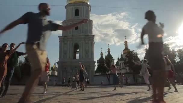 Ludzie tańczą Big Apple na ulicy. Kijów. Ukraina — Wideo stockowe