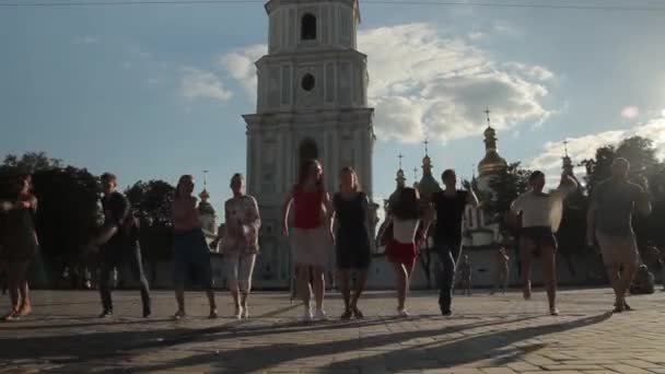 Folk dansar Big Apple på en stadsgata. Kiev. Ukraina — Stockvideo