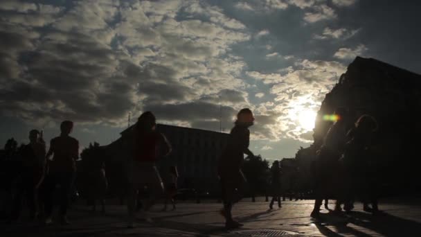 İnsanlar şehir caddesinde Büyük Elma dansı yapıyor. Kyiv. Ukrayna — Stok video