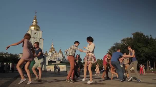 La gente baila Gran Manzana en una calle de la ciudad. Kiev. Ucrania — Vídeo de stock