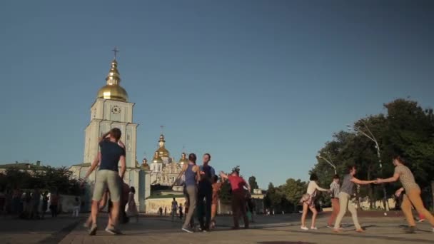 Mensen dansen Big Apple in een straat. Kiev. Oekraïne — Stockvideo