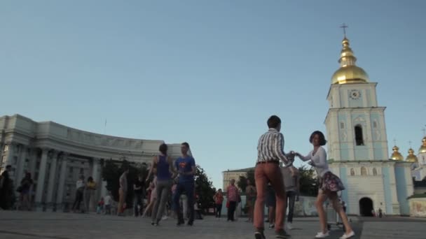 Mensen dansen Big Apple in een straat. Kiev. Oekraïne — Stockvideo