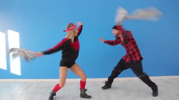 Bailarines bailan un baile divertido y se burlan — Vídeo de stock