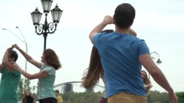 İnsanlar şehirde Zuk dansı yapıyor. Ağır çekim. Kyiv. Ukrayna