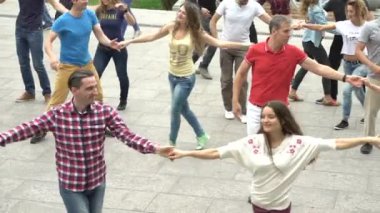 İnsanlar şehirde Zuk dansı yapıyor. Ağır çekim. Kyiv. Ukrayna