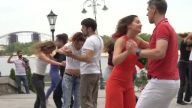İnsanlar şehirde Zuk dansı yapıyor. Ağır çekim. Kyiv. Ukrayna