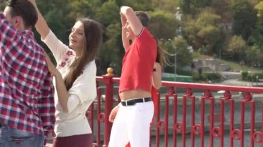 İnsanlar şehirde Zuk dansı yapıyor. Ağır çekim. Kyiv. Ukrayna