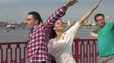 İnsanlar şehirde Zuk dansı yapıyor. Ağır çekim. Kyiv. Ukrayna