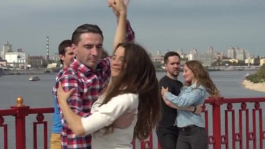 İnsanlar şehirde Zuk dansı yapıyor. Ağır çekim. Kyiv. Ukrayna