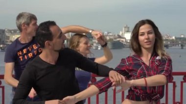 İnsanlar şehirde Zuk dansı yapıyor. Ağır çekim. Kyiv. Ukrayna