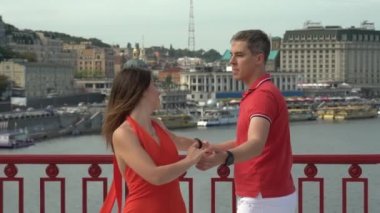 İnsanlar şehirde Zuk dansı yapıyor. Ağır çekim. Kyiv. Ukrayna