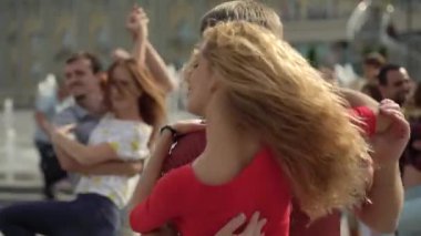 İnsanlar şehirde Zuk dansı yapıyor. Ağır çekim. Kyiv. Ukrayna