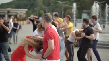 İnsanlar şehirde Zuk dansı yapıyor. Ağır çekim. Kyiv. Ukrayna