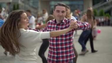 İnsanlar şehirde Zuk dansı yapıyor. Ağır çekim. Kyiv. Ukrayna