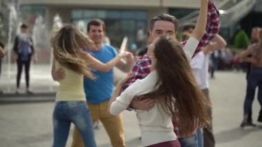 İnsanlar şehirde Zuk dansı yapıyor. Ağır çekim. Kyiv. Ukrayna