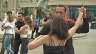 İnsanlar şehirde Zuk dansı yapıyor. Ağır çekim. Kyiv. Ukrayna