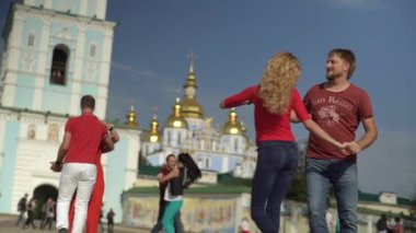 İnsanlar şehirde Zuk dansı yapıyor. Ağır çekim. Kyiv. Ukrayna