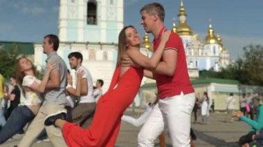 İnsanlar şehirde Zuk dansı yapıyor. Ağır çekim. Kyiv. Ukrayna