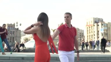 İnsanlar şehirde Zuk dansı yapıyor. Ağır çekim. Kyiv. Ukrayna