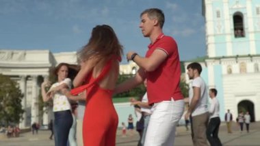 İnsanlar şehirde Zuk dansı yapıyor. Ağır çekim. Kyiv. Ukrayna