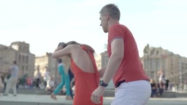 İnsanlar şehirde Zuk dansı yapıyor. Ağır çekim. Kyiv. Ukrayna