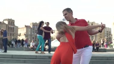 İnsanlar şehirde Zuk dansı yapıyor. Ağır çekim. Kyiv. Ukrayna