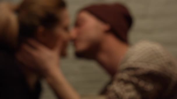 Ο τύπος φιλάει μια κοπέλα σε ραντεβού. — Αρχείο Βίντεο