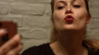Kız akıllı telefondan selfie çekiyor..