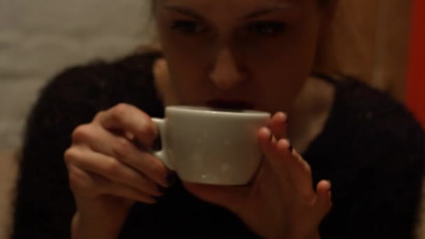 Ragazza beve caffè in un caffè . — Video Stock