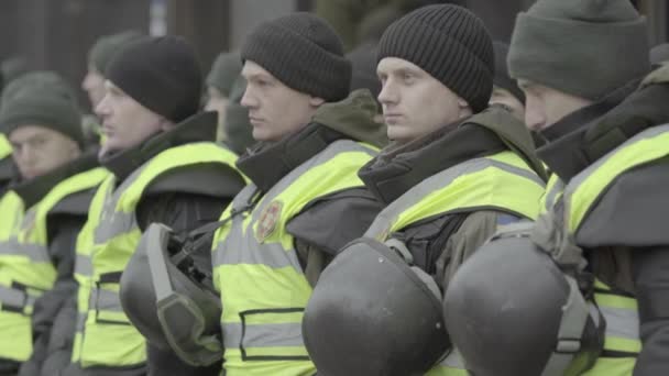 Een groep soldaten van de Nationale Garde van Oekraïne in de straten van Kiev — Stockvideo