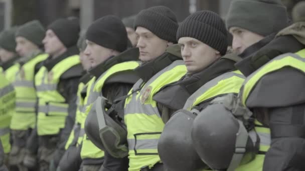 Oddział żołnierzy Gwardii Narodowej Ukrainy na ulicach Kijowa — Wideo stockowe