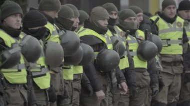 Ukrayna Ulusal Muhafız Birliği 'nin bir mangası Kyiv sokaklarında