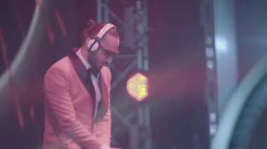 erkek dj müzik çalma