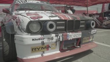 Pitstop 'ta yarış arabası. Araba sporu. Ağır çekim. Yarış. Kyiv. Ukrayna