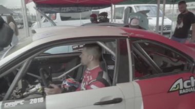 Pitstop 'ta yarış arabası. Araba sporu. Ağır çekim. Yarış. Kyiv. Ukrayna