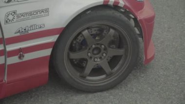 Pitstop 'ta yarış arabası. Araba sporu. Ağır çekim. Yarış. Kyiv. Ukrayna