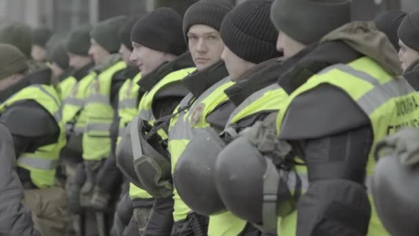 Une escouade de soldats de la Garde nationale d'Ukraine dans les rues de Kiev — Video