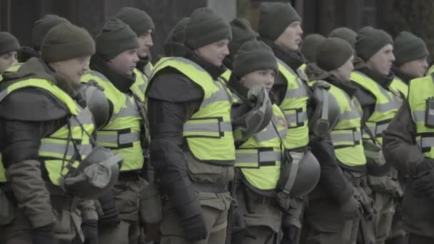 乌克兰国民警卫队的一队士兵在基辅街头 — 图库视频影像