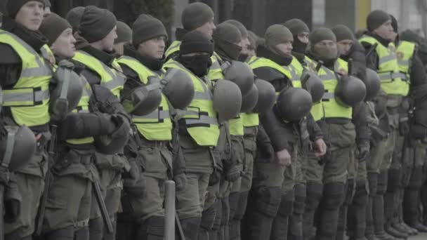 En trupp soldater från Ukrainas nationalgarde på Kiev gator — Stockvideo