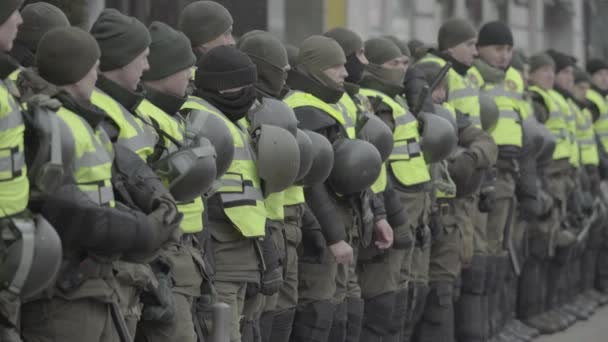 Az Ukrán Nemzeti Gárda katonáinak egy osztaga Kijev utcáin. — Stock videók